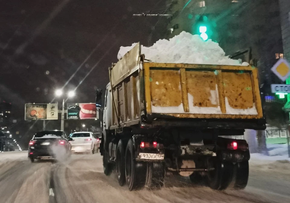 Со снегом коммунальщики боролись всю ночь.