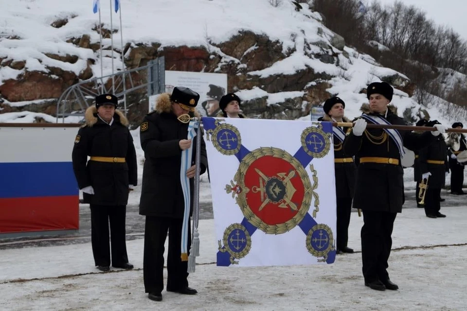 Главком ВМФ лично прикрепил орден к знамени дивизии. Фото: пресс-служба Северного флота