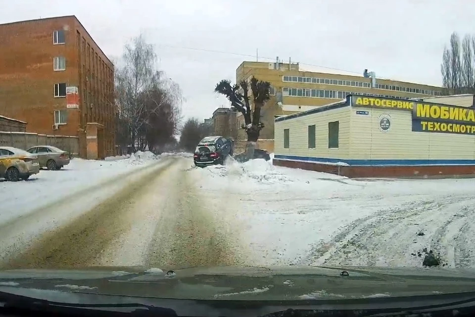 В центре Рязани кроссовер влетел в сугроб. Фото: ПУВР | Александр Скачков.