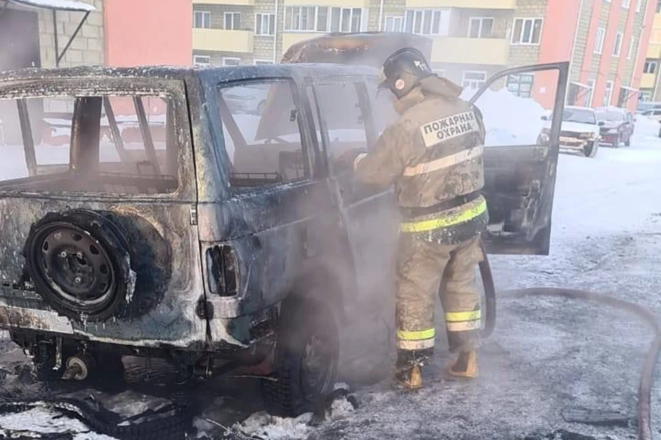 УАЗ сгорел в поселке под Новосибирском. Фото: ГУ МЧС РФ по НСО.