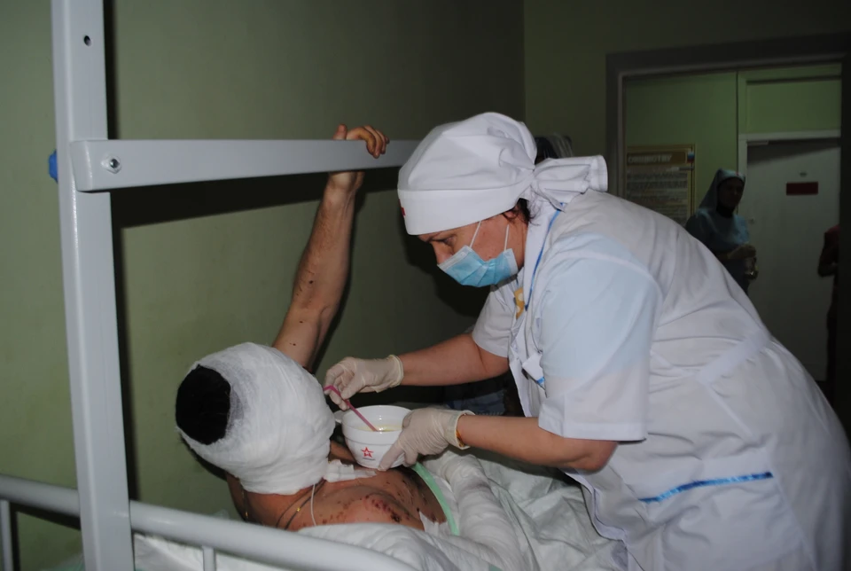 Сестры милосердия в госпитале ухаживают за самыми тяжелыми и беспомощными пациентами
