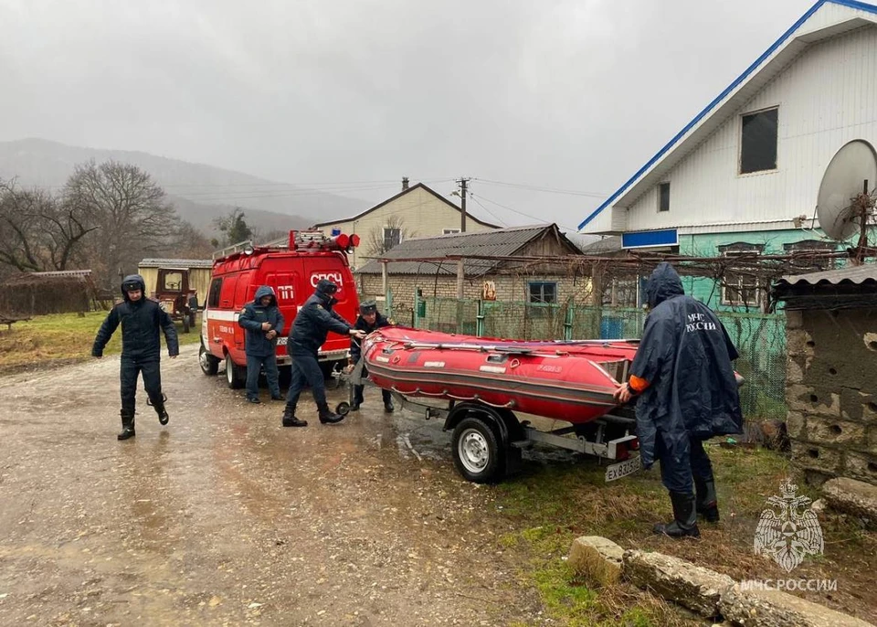 В Туапсинском районе население готовят к эвакуации. Фото: пресс-службы ГУ МЧС России по Краснодарскому краю.