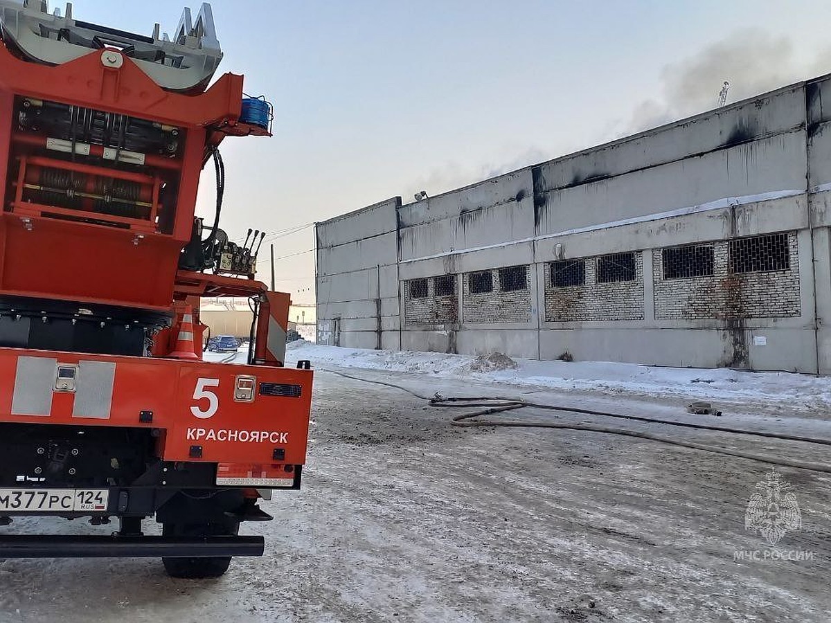 В Красноярске локализовали пожар на складе холодильников на Свердловской -  KP.RU