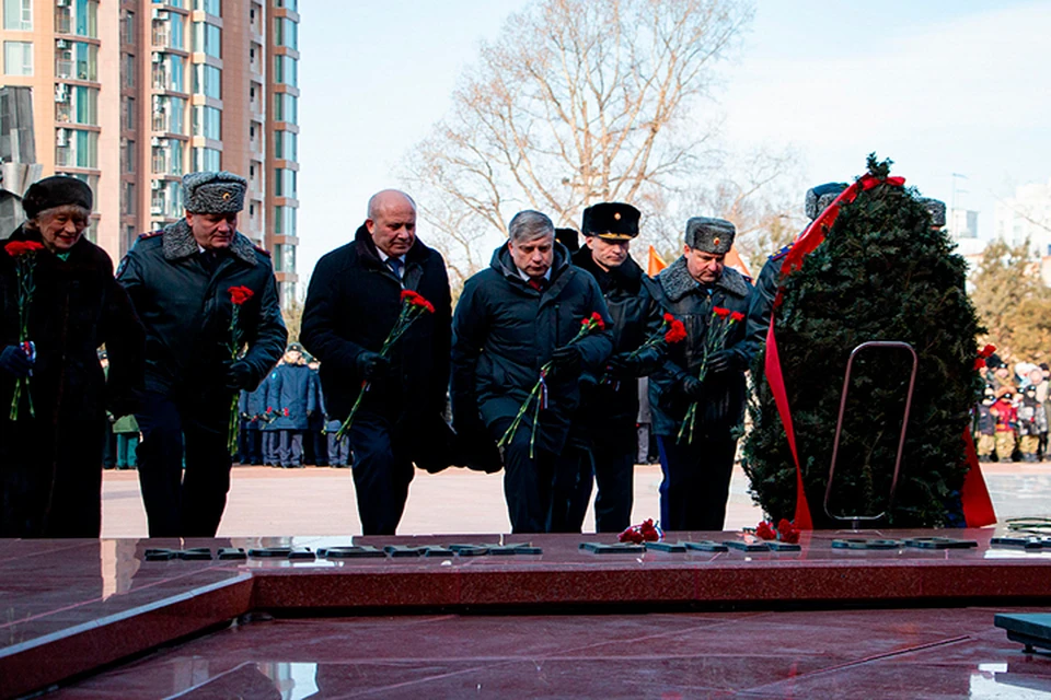 Участники мероприятия также возложили цветы к мемориалу Вечного огня на площади Славы