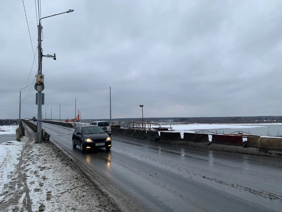 Со ссылкой на подрядчиков мэрия сообщила, что на въезде из города разбился стык из-за потепления.