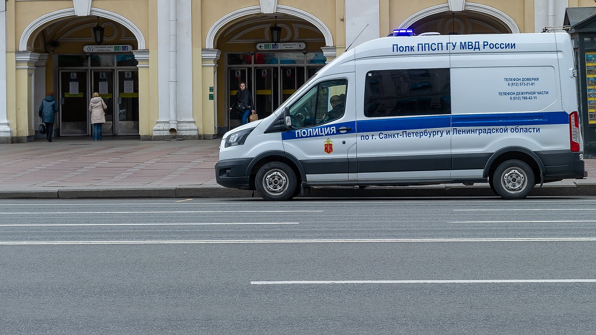 Вход в станцию метро «Гостиный двор» закрывали после стрельбы в сотрудника  ОМОНа - KP.RU