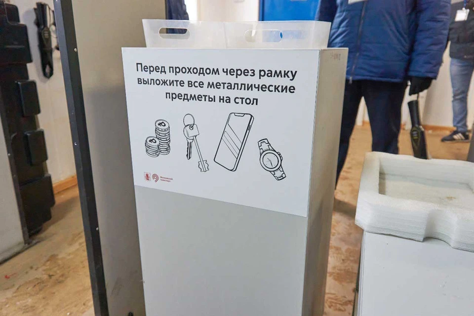 Все плакаты и наклейки выполнены в едином информационном стиле московского транспорта