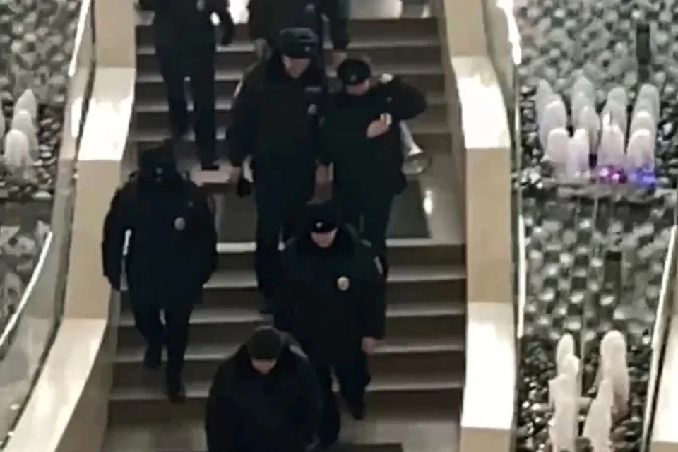 Полицейские ловили подростков из новой молодежной группировки «ЧВК Редан». Фото: стоп-кадр из видео очевидца