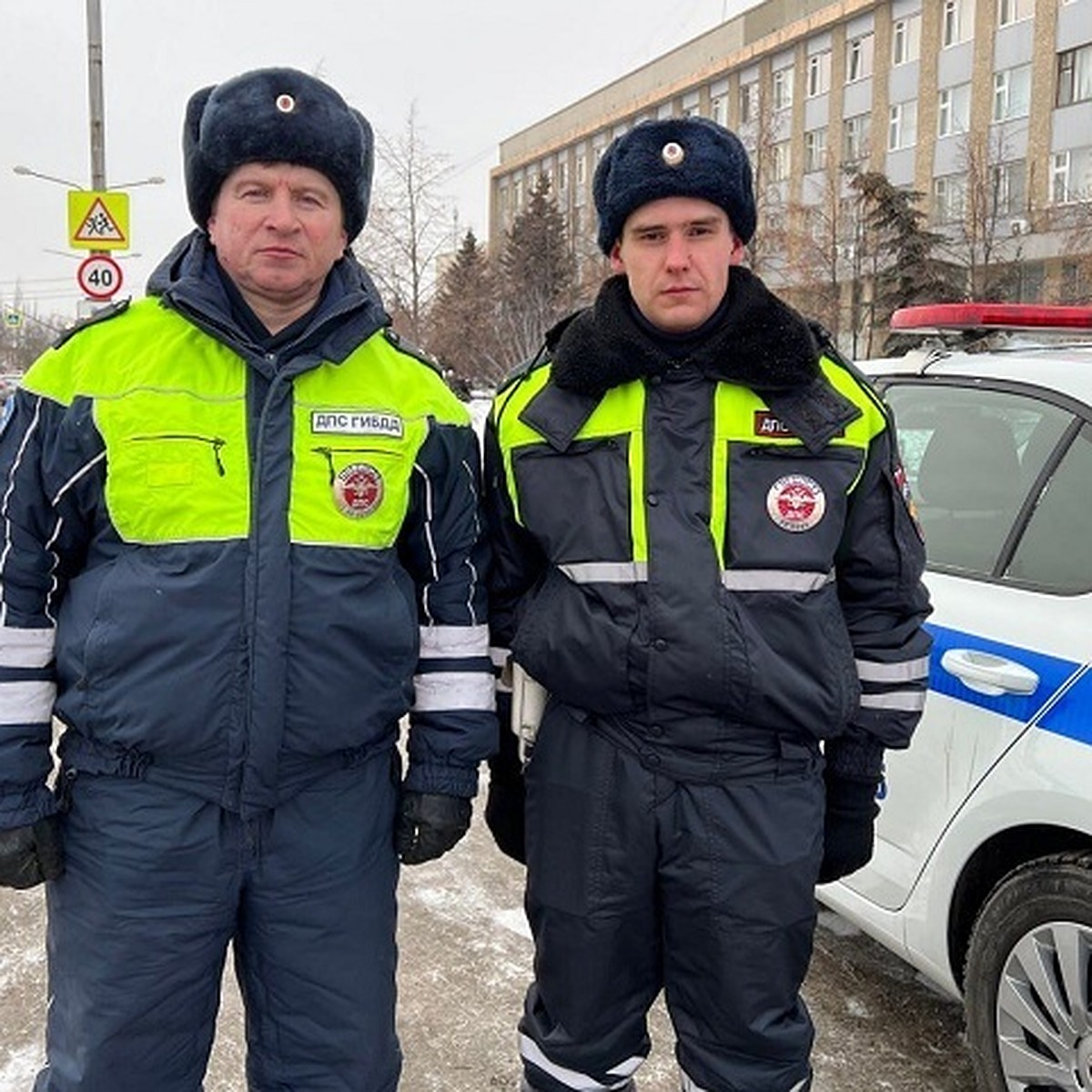 На Урале инспекторы ДПС помогли доставить в больницу малышку с травмой  головы - KP.RU