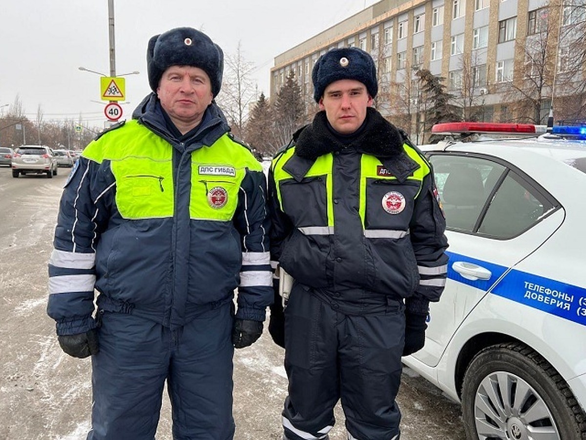 На Урале инспекторы ДПС помогли доставить в больницу малышку с травмой  головы - KP.RU