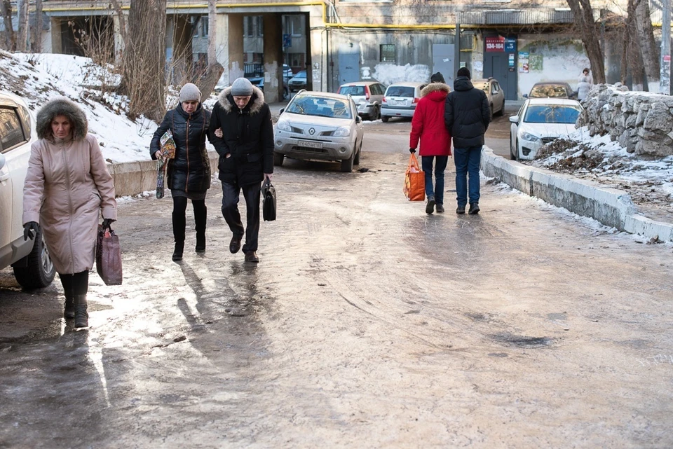При выходе из общественного транспорта нужно аккуратно держаться за перила.
