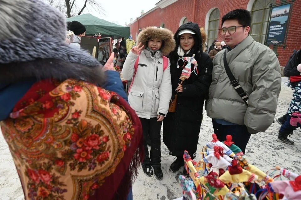 Первые за три года китайские туристы появились в Петербурге.