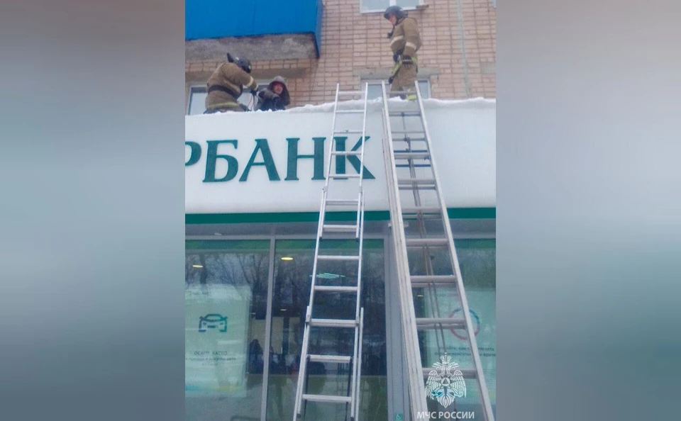 С помощью трехколенной лестницы огнеборцы спустили мужчину на землю и передали медикам