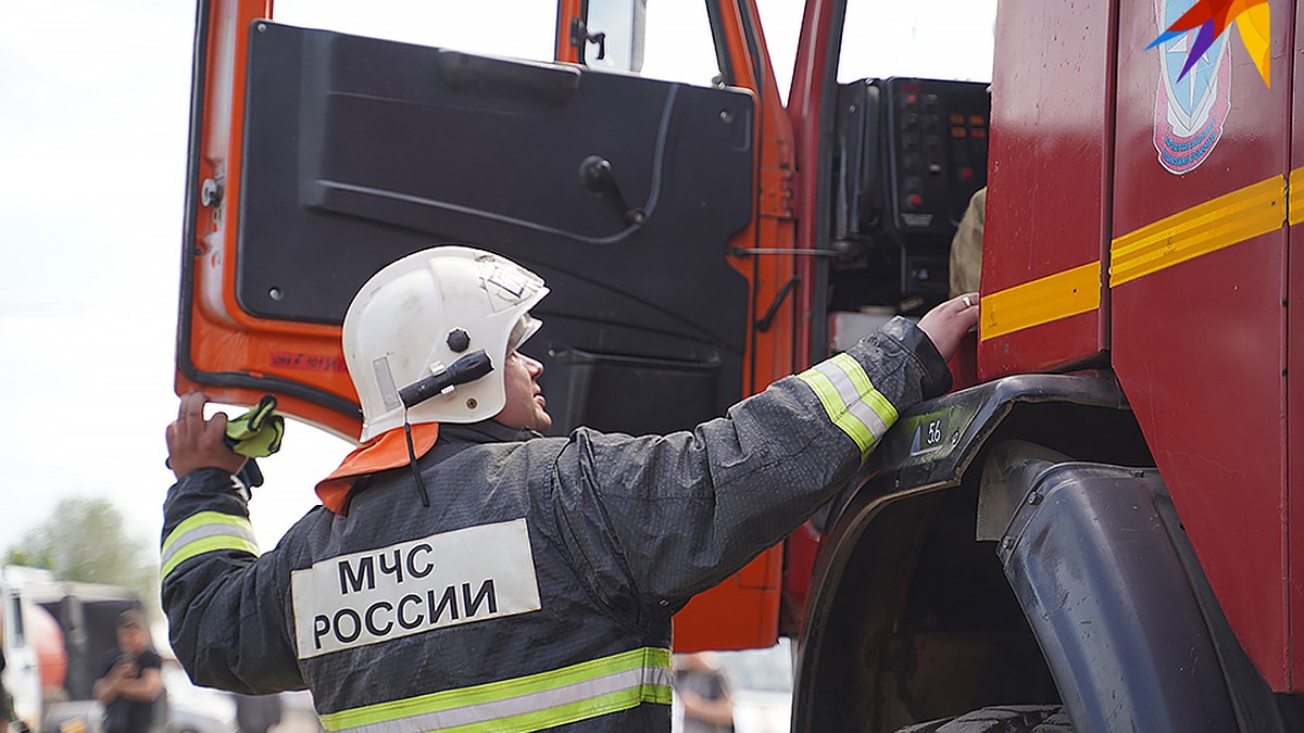 В Апатитах из горящего дома на улице Дзержинского спасли 8 человек - KP.RU