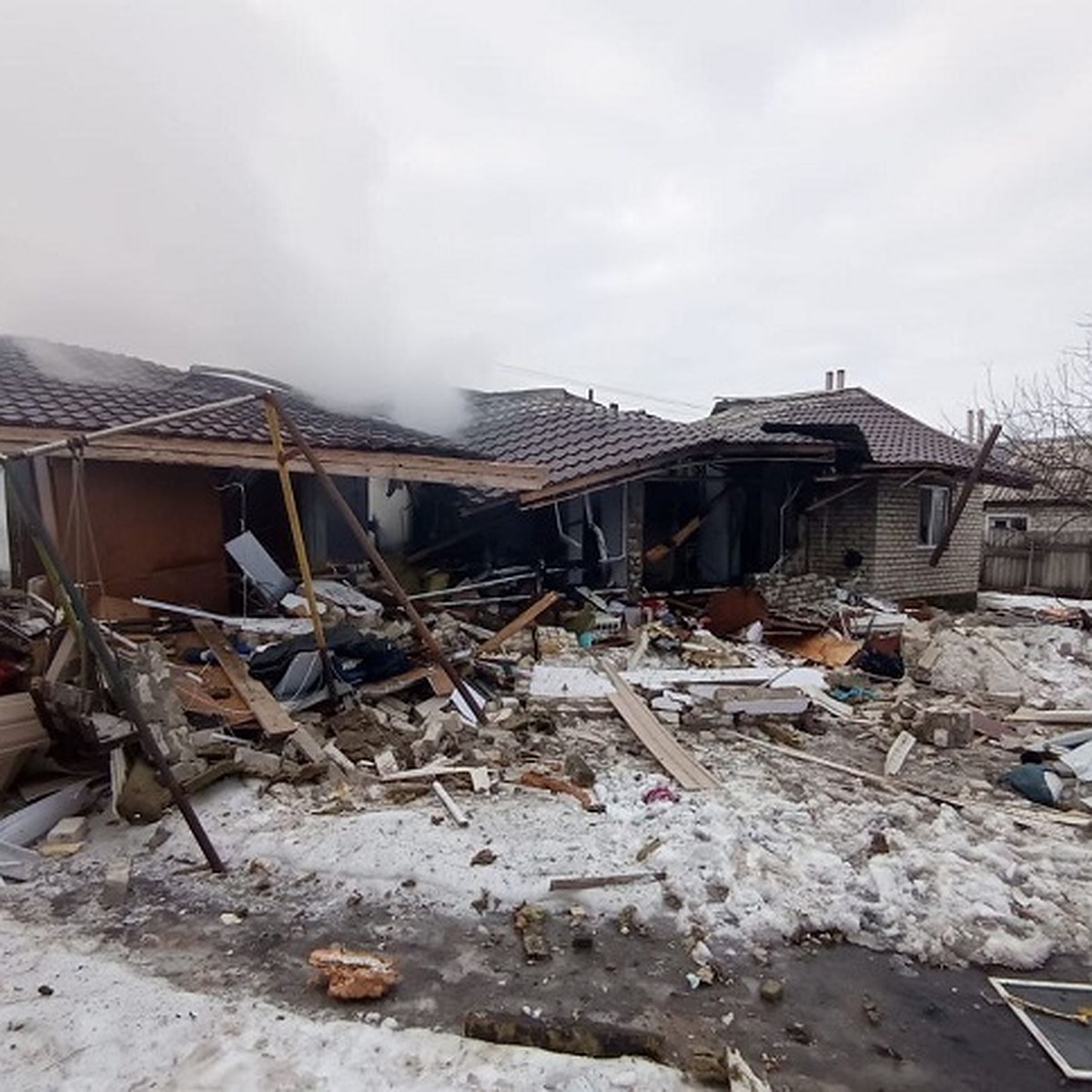 Под Волгоградом при взрыве дома погибла женщина, пострадали мужчина и  ребенок - KP.RU