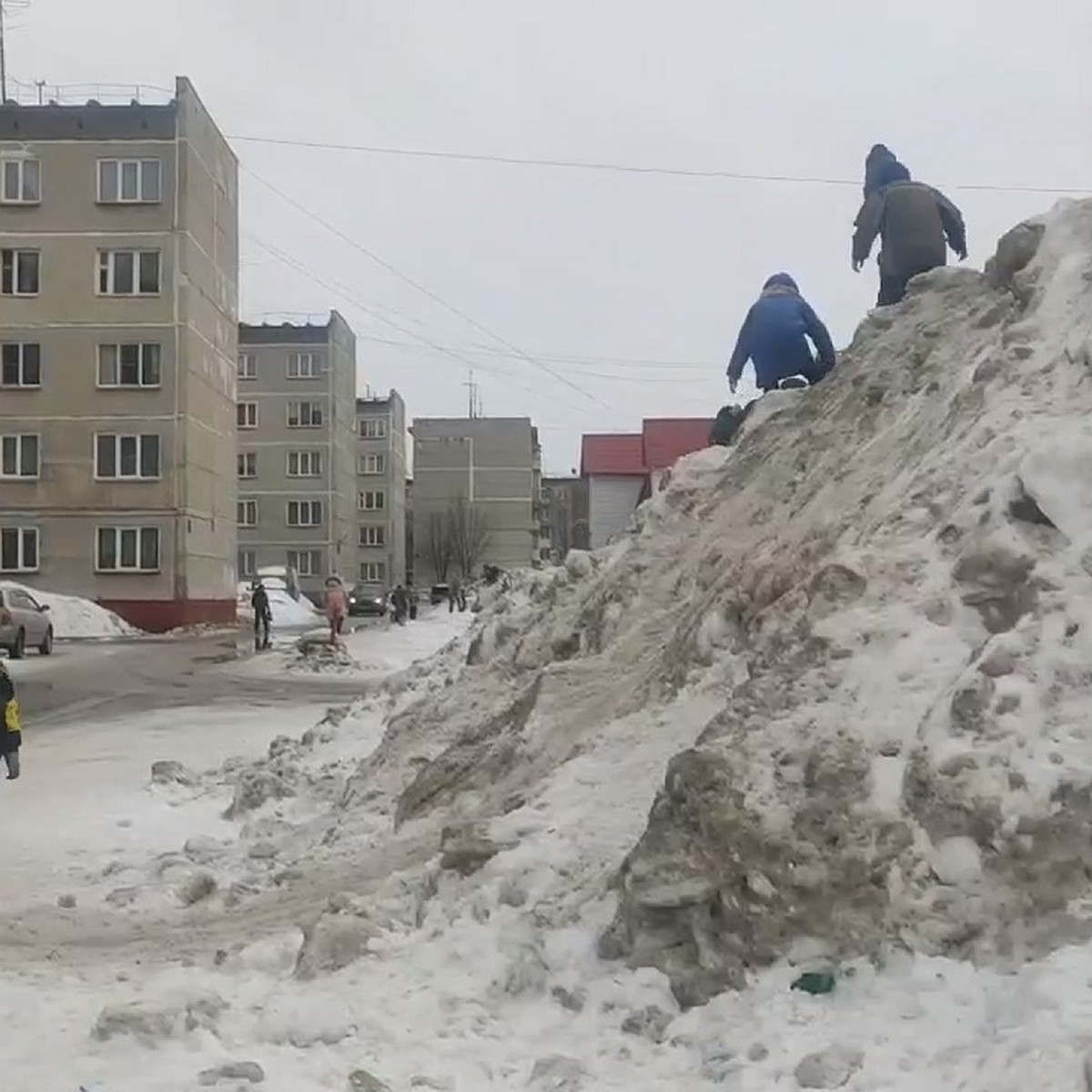 «Дети с них катаются прямо на дорогу»: жители Новосибирска пожаловались на  огромные кучи грязного снега во дворах - KP.RU