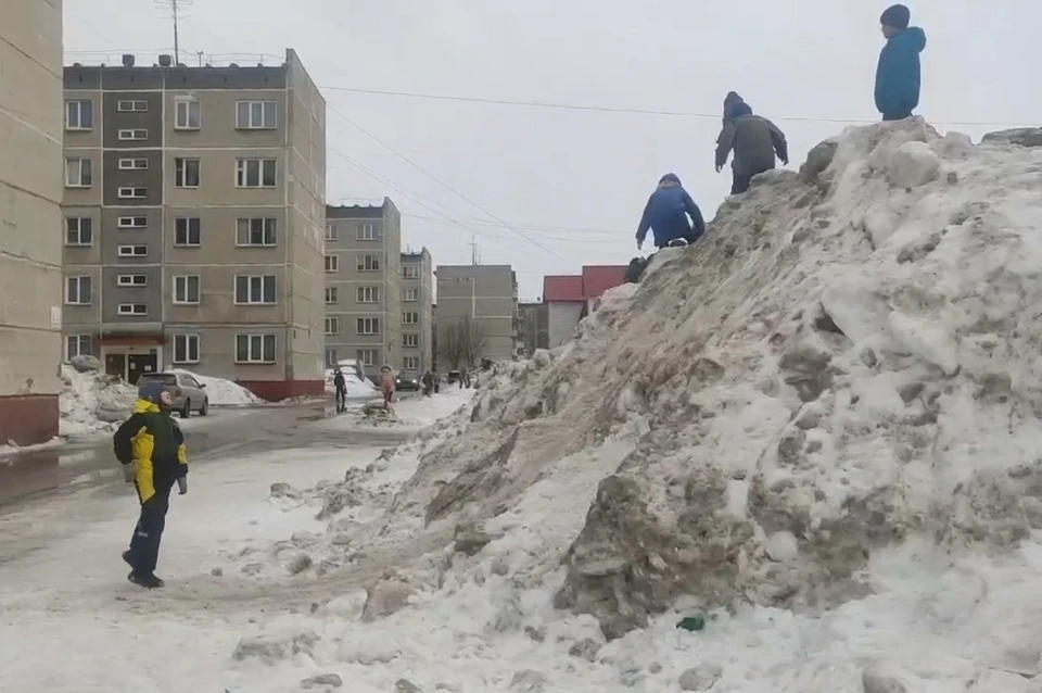 Неубранный снег во дворе. Снег во дворе. Куча снега. Грязный снег во дворе. Благовещенск много снега.