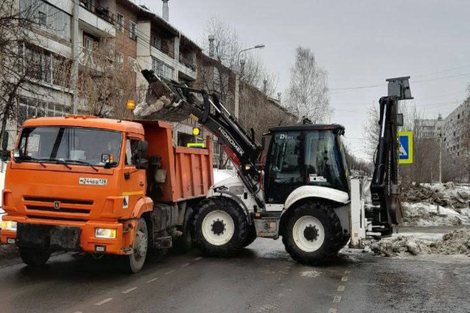 Коммунальные службы Иркутска продолжают уборку и вывоз снега