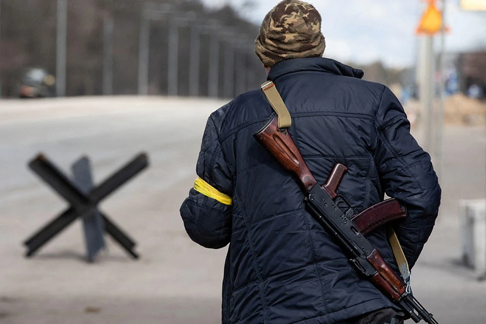 Прошедший обучение в Великобритании украинский военный рассказал, что Киев отправляет солдат в зону боевых действий без достаточного количества вооружений.