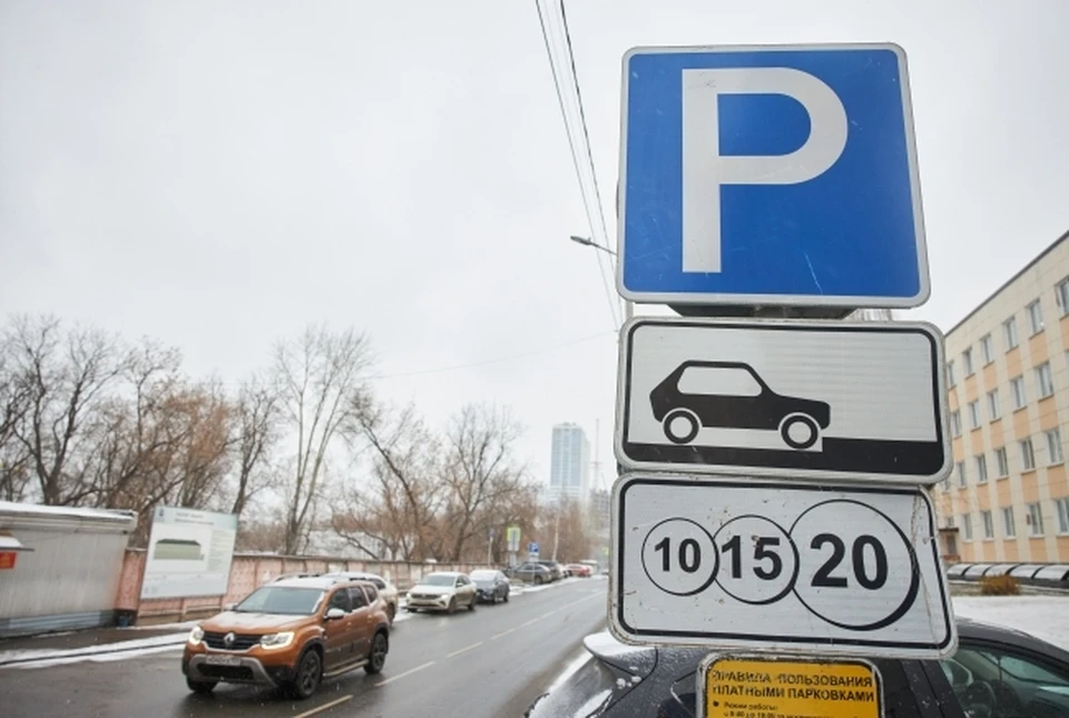 С 2022 года муниципальные парковки в Казани работают бесплатно по воскресеньям, субботам и в праздничные дни.