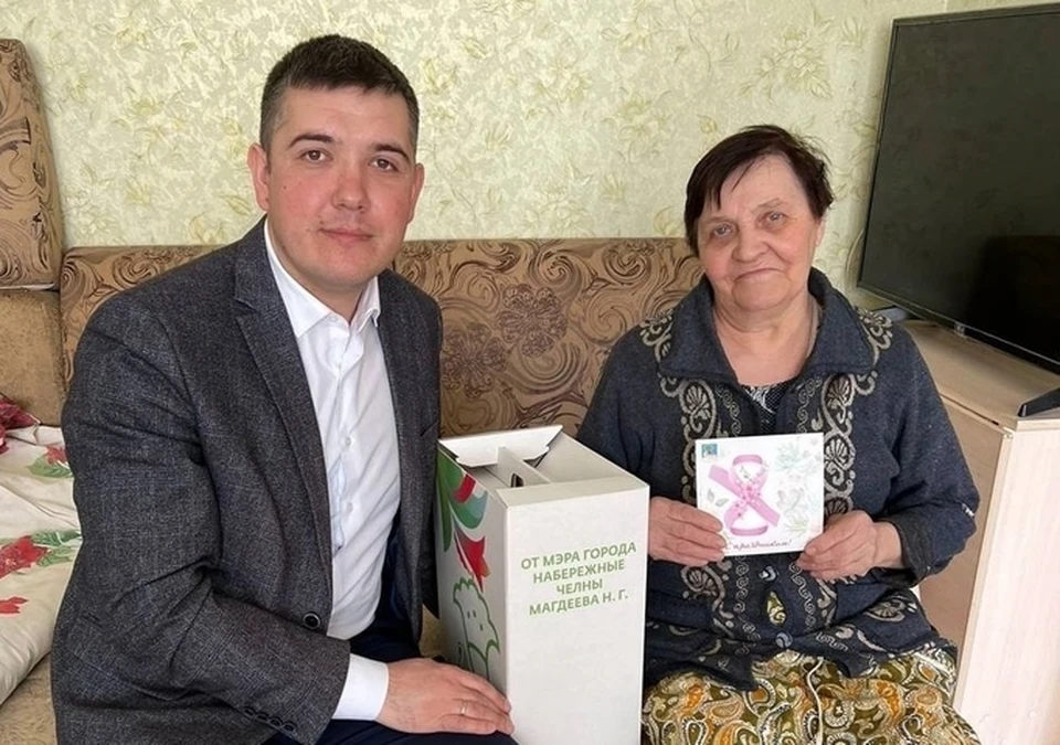 В Комсомольском районе подарки от мэра татарстанского автограда Наиля Магдеева получили 338 семей. Фото: @nabchelnyofficial