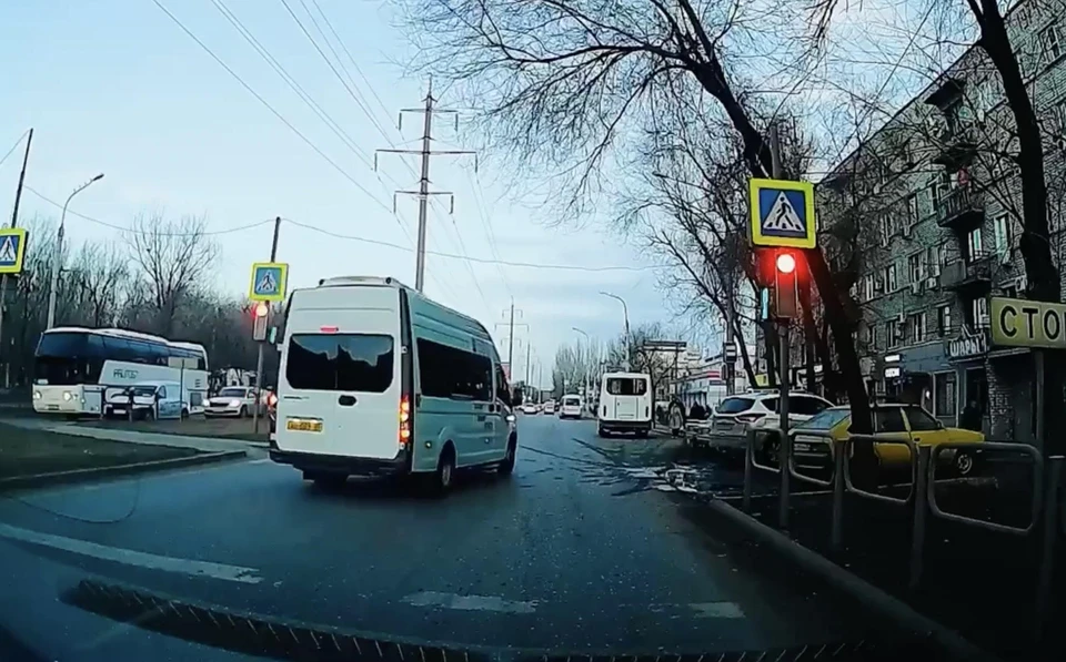 Водитель маршрутки в Астрахани серьезно нарушил ПДД