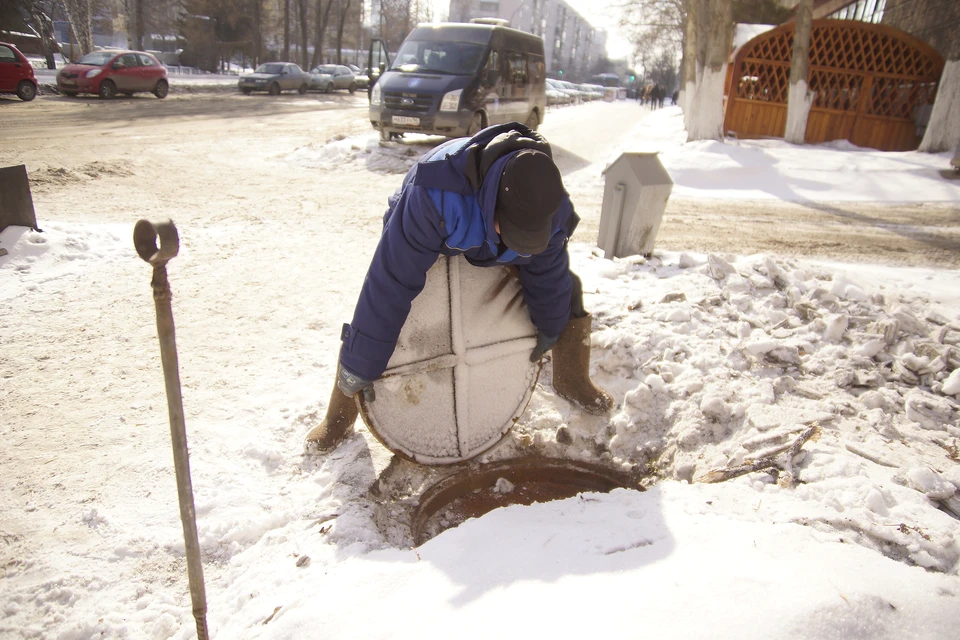 Житель Ульяновска две недели просит администрацию города заменить треснувшую канализационную крышку
