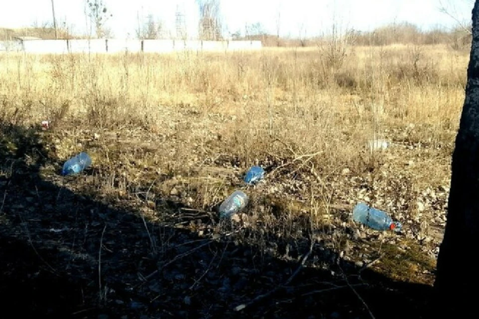 На месте обстрела остались валяться пластиковые бутылки для воды. Фото: Адм. Лисичанска