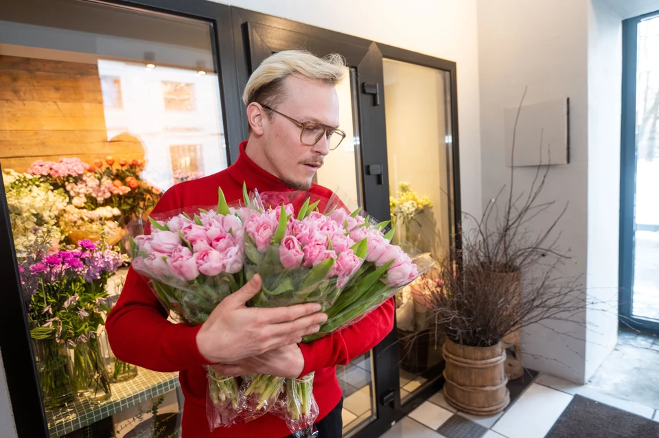 В Санкт-Петербурге на цветы и подарки на 8 Марта в этом году горожане потратят 7 тысяч рублей