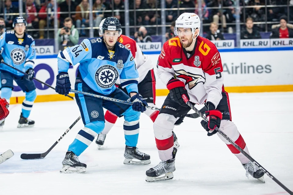 ХК «Сибирь» проиграла омскому «Авангарду» в домашнем матче плей-офф Континентальной хоккейной лиги.