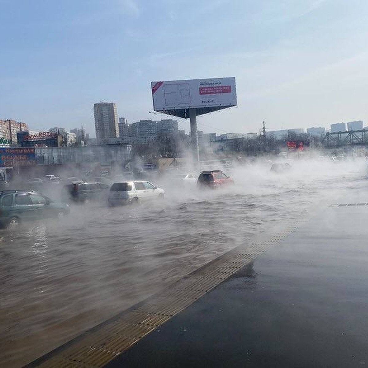 Во Владивостоке в районе площади Луговой произошел порыв теплотрассы 7  марта 2023 года: причины аварии, как проехать - KP.RU