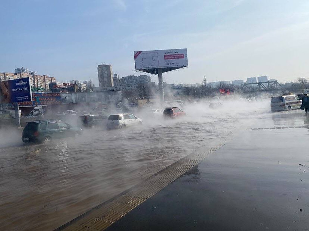 Во Владивостоке в районе площади Луговой произошел порыв теплотрассы 7  марта 2023 года: причины аварии, как проехать - KP.RU