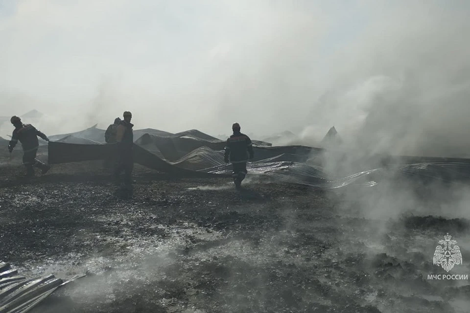 Сотрудники МЧС устанавливают причины пожара на складе в Комсомольске-на-Амуре