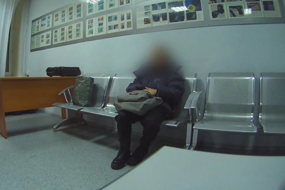 В Новосибирске пассажирку из Москвы поймали за курением электронной сигареты в самолете. Фото: УТ МВД РФ по СФО.
