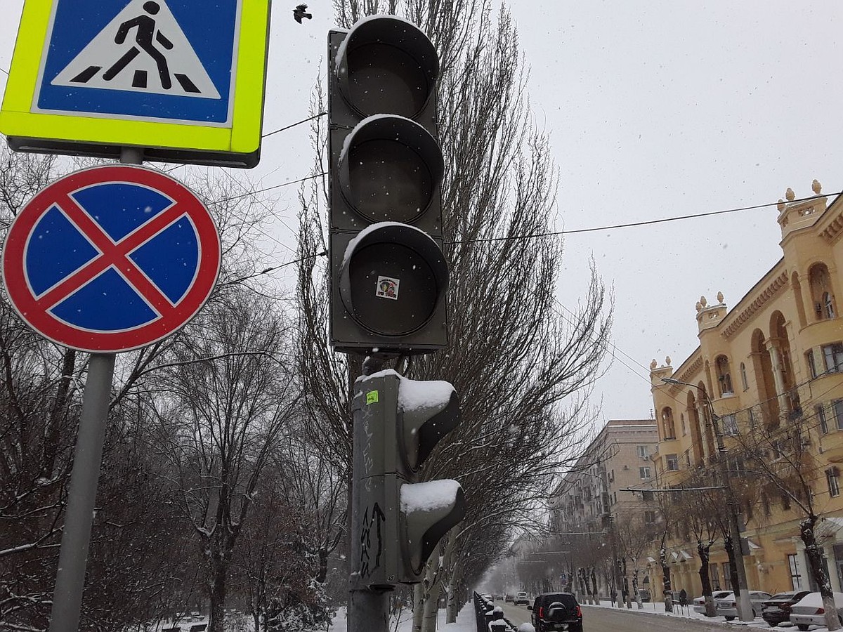 На юге Волгограда после закрытия моста на ремонт решили установить светофор  - KP.RU