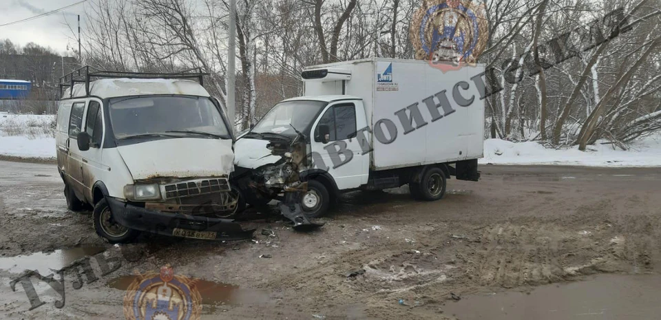 Во встречном столкновении в Туле пострадал водитель автомобиля ГАЗ-2705