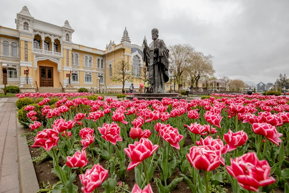 Гена и Чебурашка подарят тысячу тюльпанов к 8 марта в Кисловодске