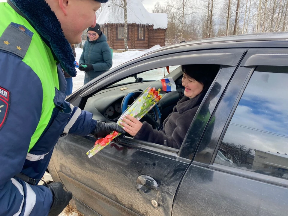 Инспекторы дарят цветы женщина-водителям Фото: УМВД России по Тверской области