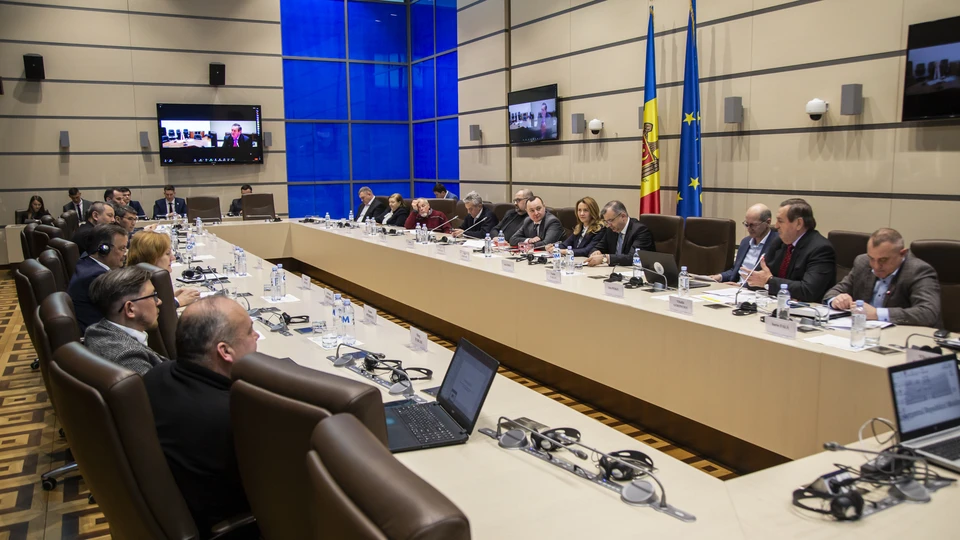 Круглый стол, посвященный взаимосвязям Молдовы с СНГ, состоялся в парламенте (Фото: Виктор Могылдя).