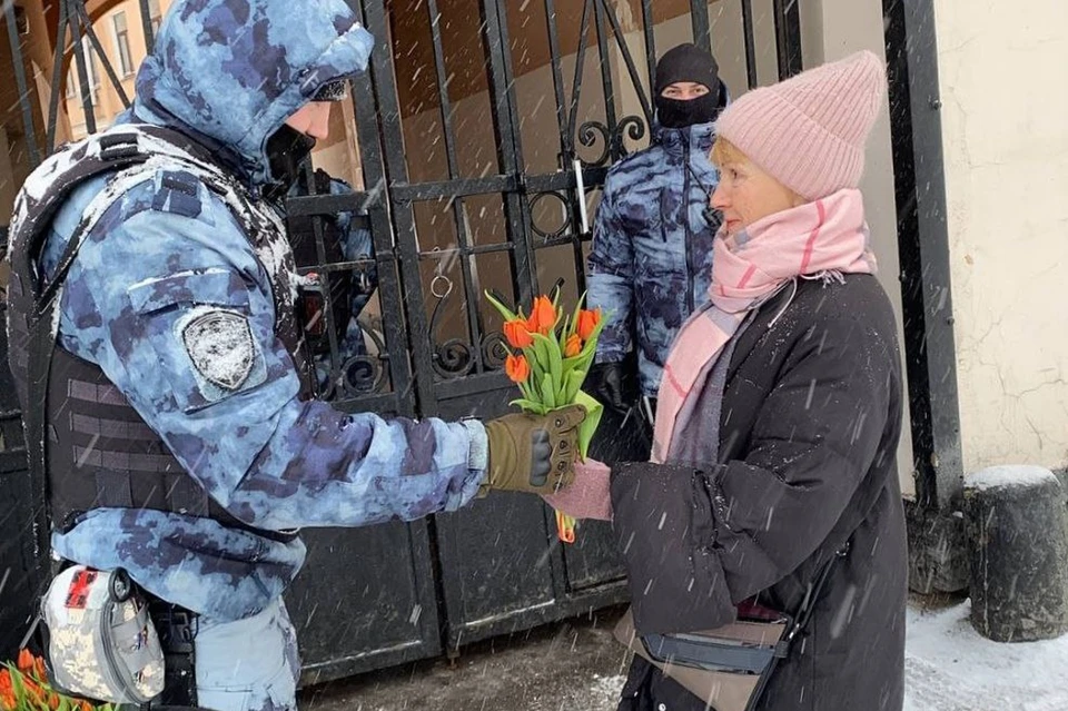 ОМОН удивил петербурженок тюльпанами утром 8 марта. Фото: Росгвардия Петербурга