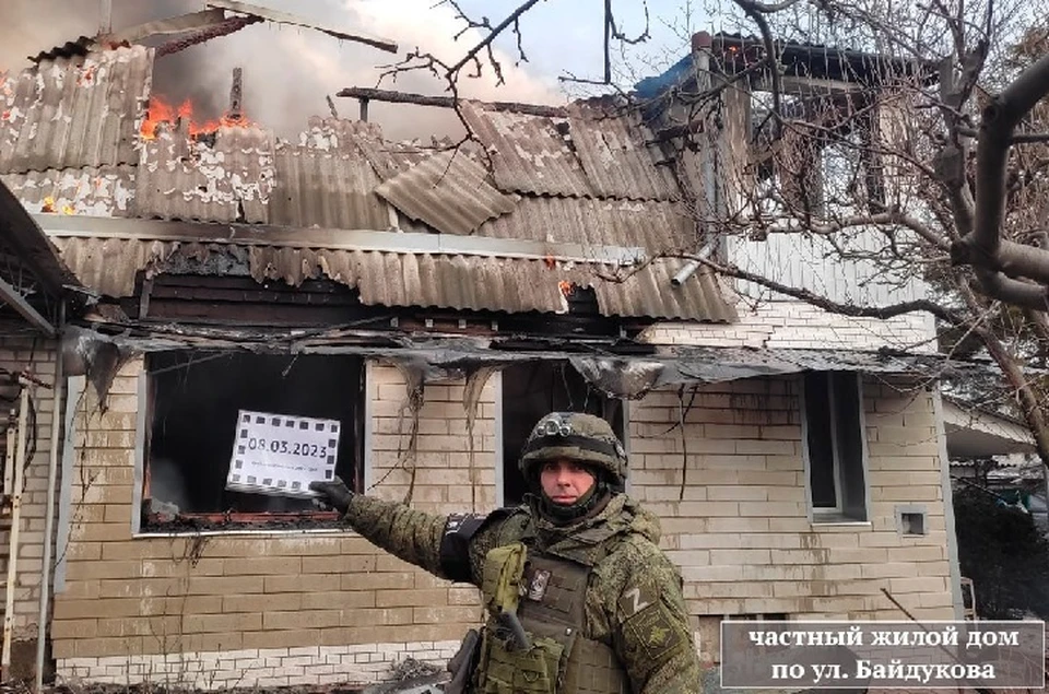 В результате попадания ВОП в Киевском районе Донецка загорелись два частных дома. Фото: СЦКК ДНР