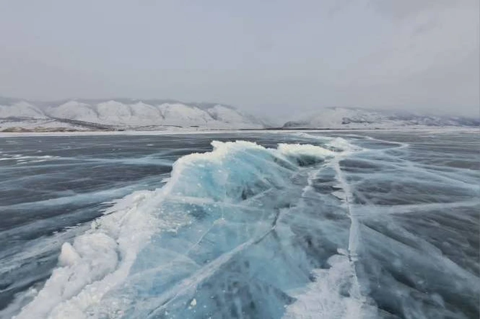 На Байкале сотрудники МЧС спасли провалившихся в ледовую трещину мужчин