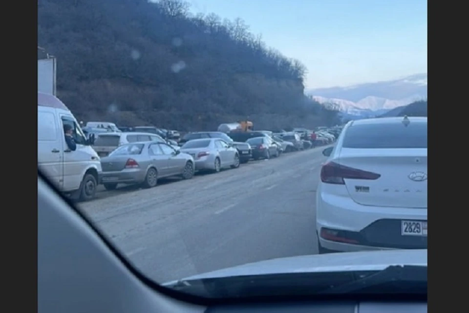 На границе Грузии с Россией образовалась пробка из желающих вернуться домой. Фото: https://vk.com/vrlars