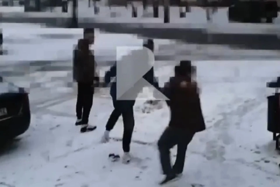 В Рязани кассирша попыталась остановить магазинных воров. Скриншот видео: Rzn life.
