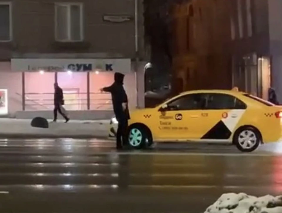 В Туле на проспекте Ленина странный молодой человек бросался код коса проезжающих автомобилей