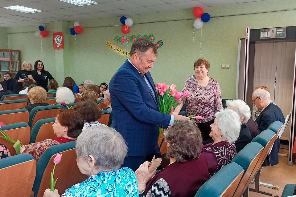 Сергей Бондаренко вручил сибирячкам тюльпаны.