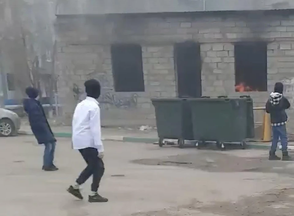 Школьники подожгли здание на улице Звездная