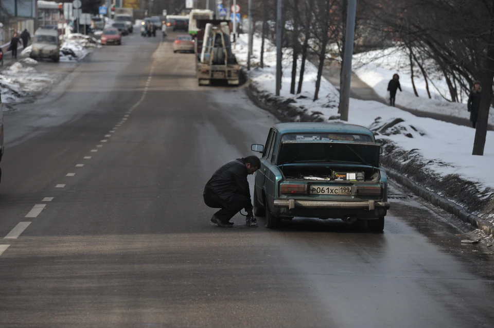 В Ульяновске на улице Камышинской из-за ямы на дороге сразу пять машин пробили колеса