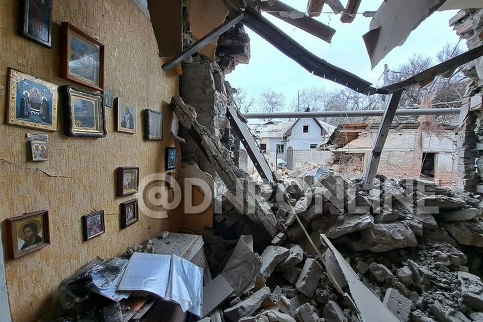 В результате обстрела из РСЗО разрушены частные дома по улице Левобережной. Фото: ДНР Онлайн