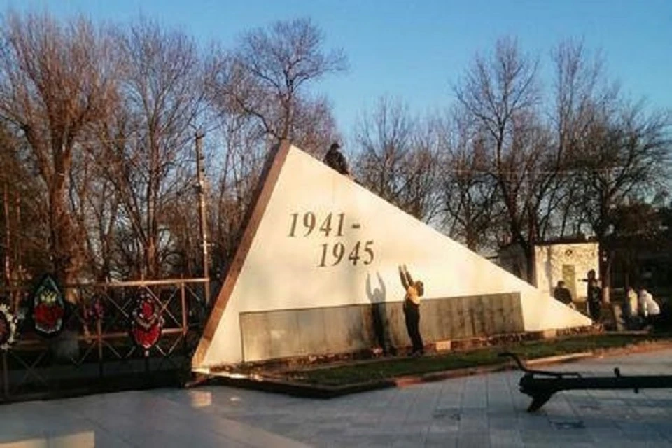 Мемориал, с которого катаются дети. Фото: "Новая газета Кубани"